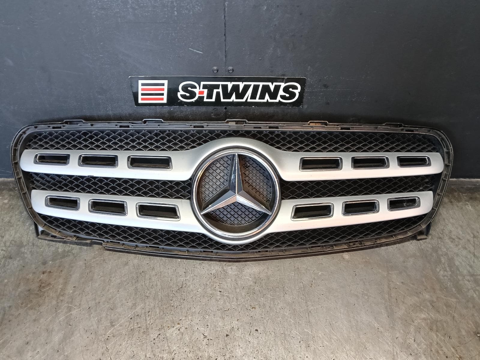 Used auto part listing image: 2018 MERCEDES GLA CLASS GRILLE RADIATOR GRILLE, X156, NON AMG, 03/17-01/20 0000415069