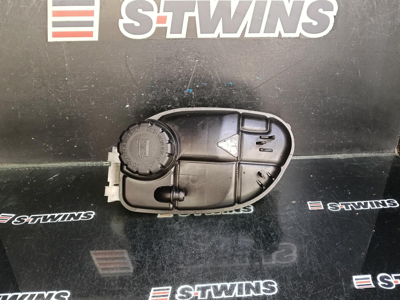 Used auto part listing image: 2018 MERCEDES GLA CLASS OVERFLOW BOTTLE X156, 04/14-01/20 0000415065