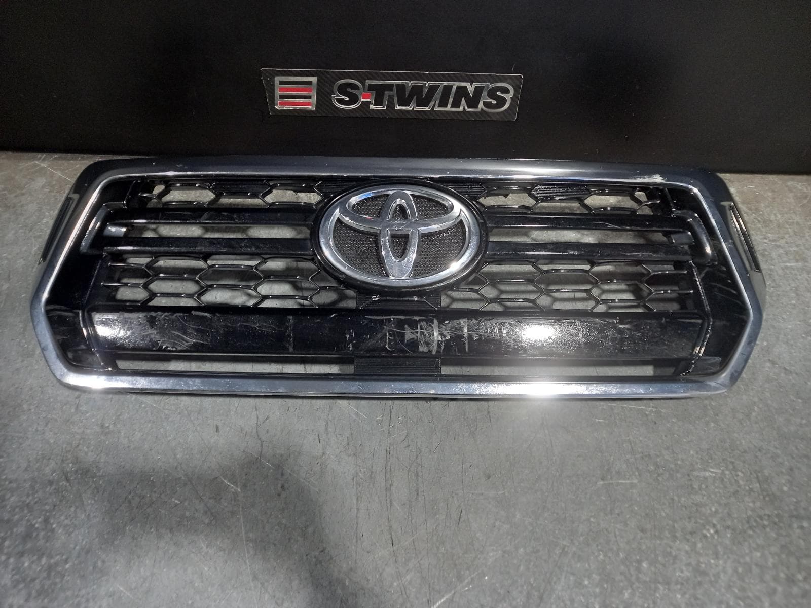 Used auto part listing image: 2018 TOYOTA HILUX GRILLE RADIATOR GRILLE, SR/SR5, CHROME/BLACK, 08/18-08/20 0000226698