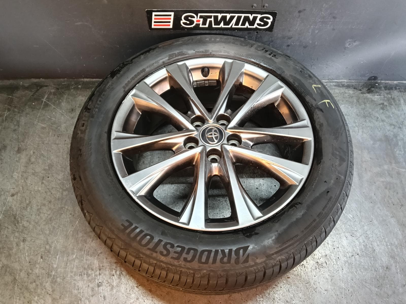 Used auto part listing image: 2018 TOYOTA RAV4 WHEEL MAG FACTORY, 18X7.5IN, DUAL SPOKE, XA40, 12/15-12/18 0000415123