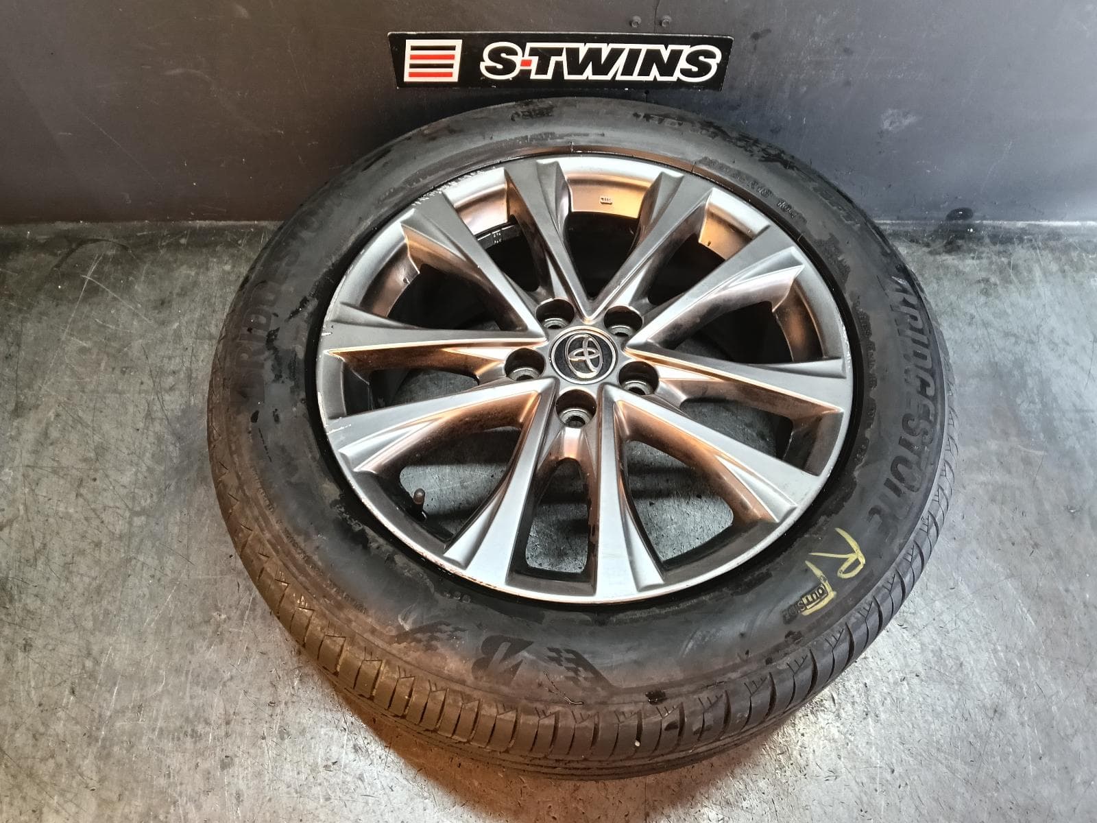 Used auto part listing image: 2018 TOYOTA RAV4 WHEEL MAG FACTORY, 18X7.5IN, DUAL SPOKE, XA40, 12/15-12/18 0000415124