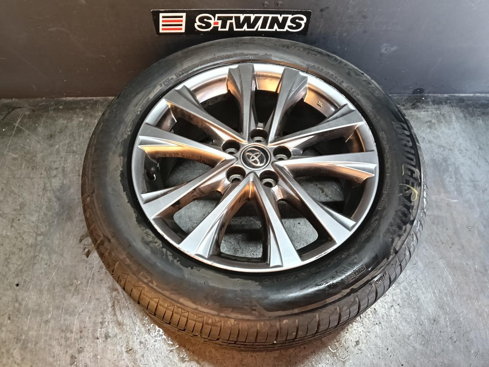 Used auto part listing image: 2018 TOYOTA RAV4 WHEEL MAG FACTORY, 18X7.5IN, DUAL SPOKE, XA40, 12/15-12/18 0000415126