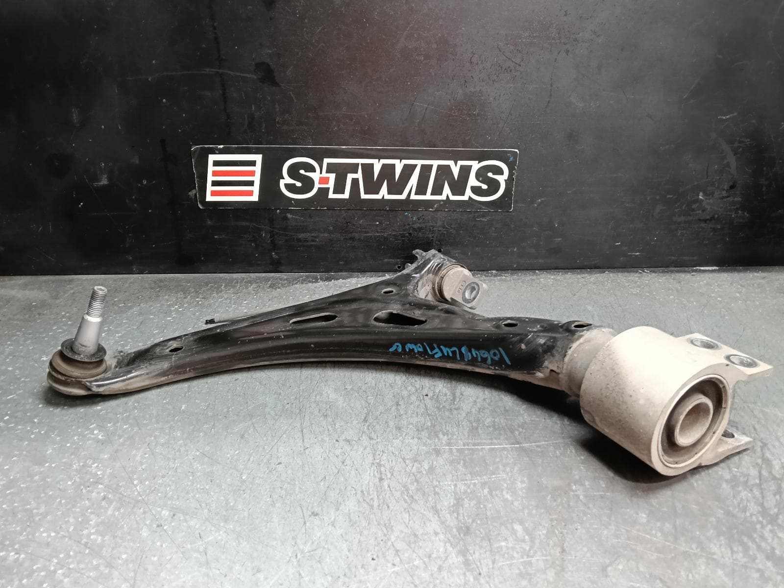 Used auto part listing image: 2018 HOLDEN ACADIA LEFT FRONT LOWER CONTROL ARM AC, 08/18-12/20 0000415147