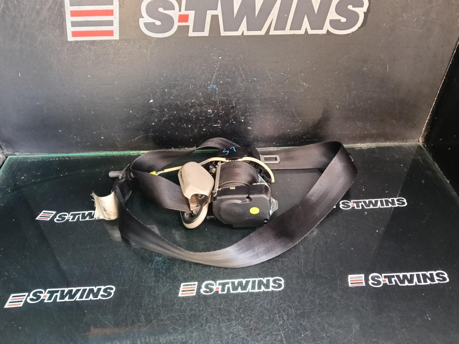 Used auto part listing image: 2013 VOLKSWAGEN CADDY SEAT BELT STALK RH FRONT, SEAT BELT ONLY, 2K, 12/04-06/15 0000414984