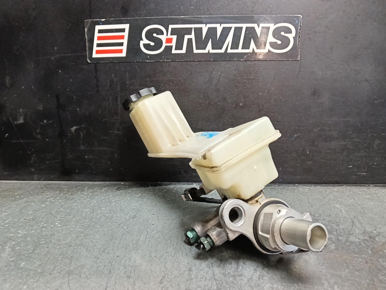 Used auto part listing image: 2018 HOLDEN ACADIA MASTER CYLINDER AC, 08/18-12/20 0000415142