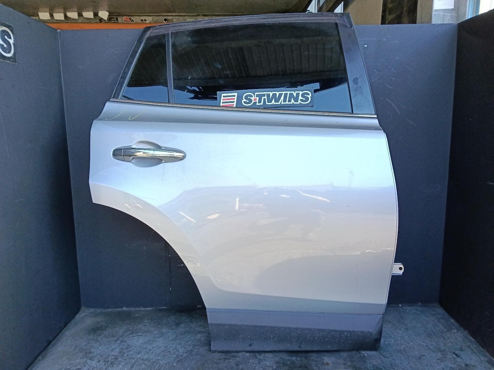 Used auto part listing image: 2018 TOYOTA RAV4 RIGHT REAR DOOR SLIDING XA40, 12/12-12/18 0000415177
