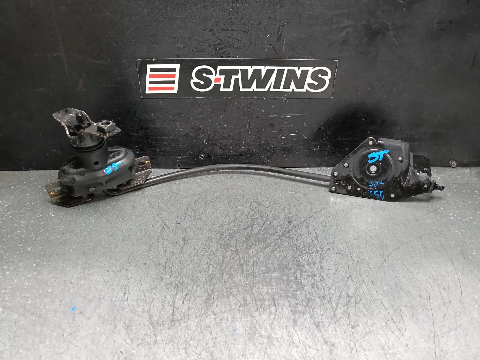 Used auto part listing image: 2012 VOLKSWAGEN AMAROK SPARE WHEEL WINCH 2H, 16IN, 10/10-06/16 0000397986
