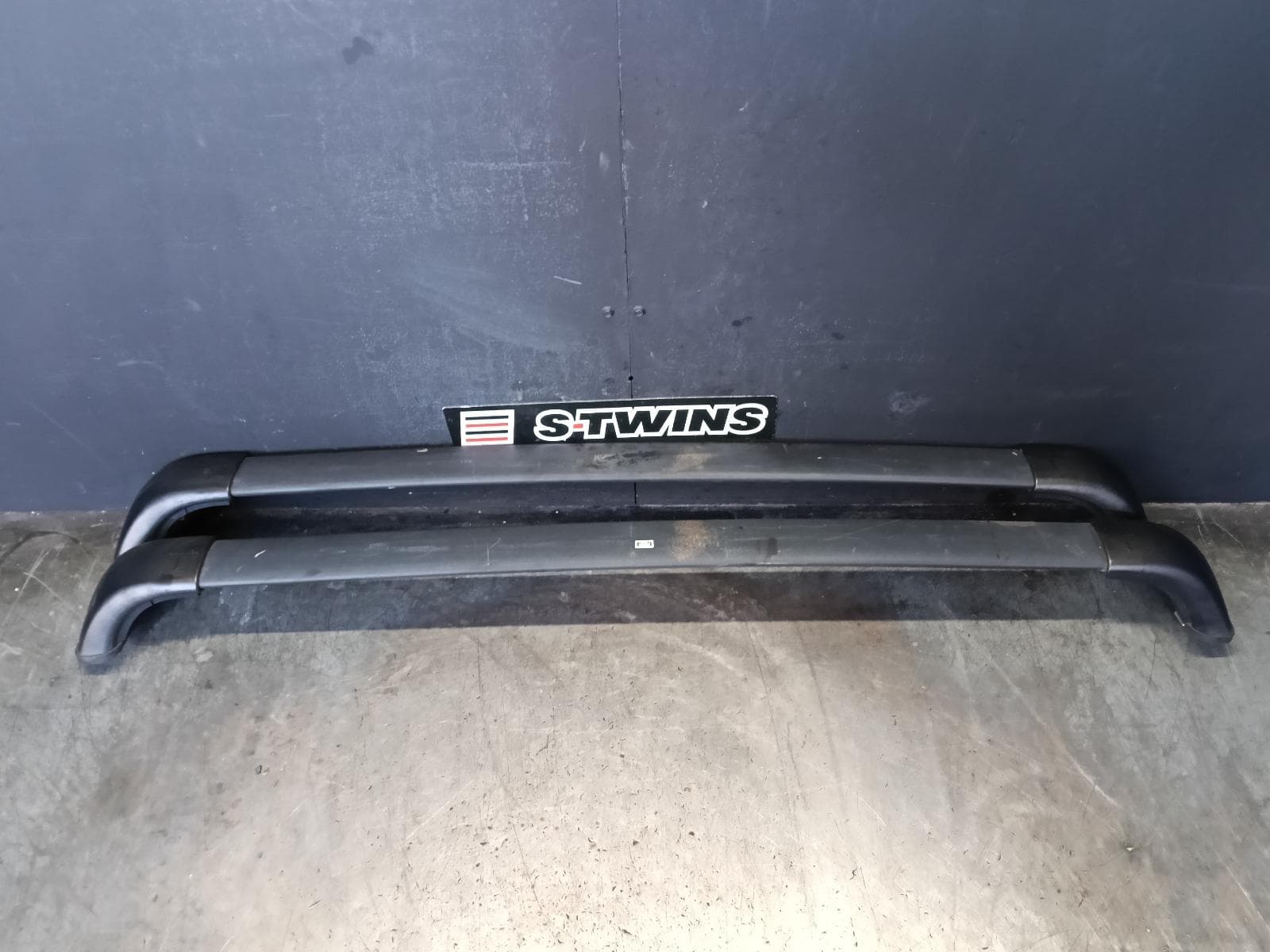 Used auto part listing image: 2018 TOYOTA KLUGER ROOF RACK BARS ROOF RACK, NON ROOF RAILS TYPE, GSU50/GSU55, 12/13-02/21 0000415280