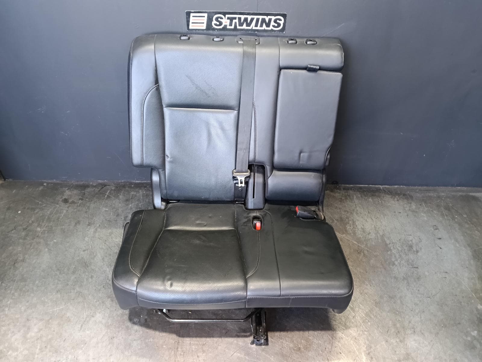 Used auto part listing image: 2018 TOYOTA KLUGER SEAT BELT STALK CENTRE REAR MID, SEAT BELT ONLY, GSU50-GSU55, 12/13-02/21 0000415286