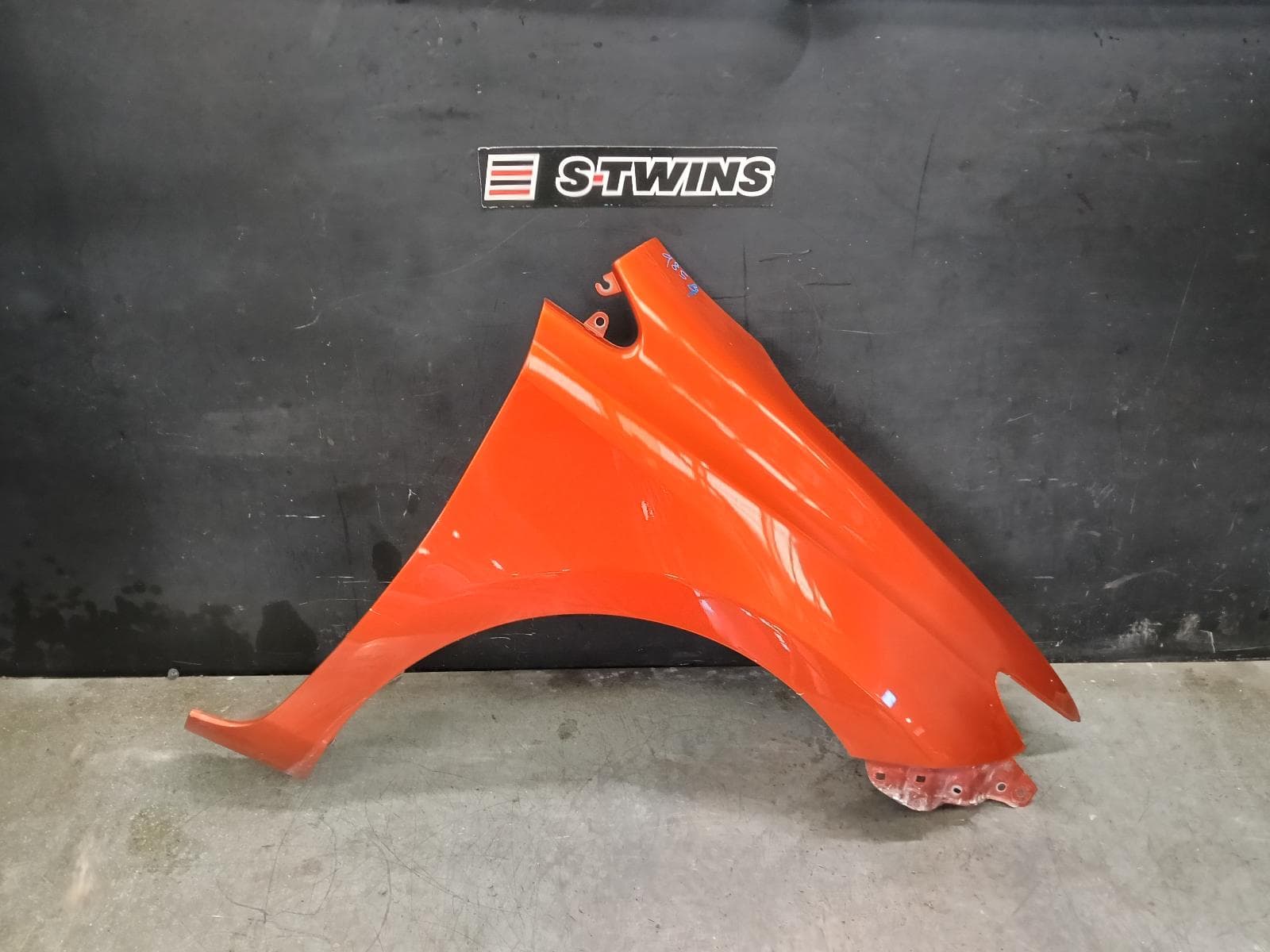 Used auto part listing image: 2016 TOYOTA COROLLA RIGHT GUARD ZRE182R/ZWE186R, HATCH, NON SKIRT TYPE, 08/12-06/18 0000415291
