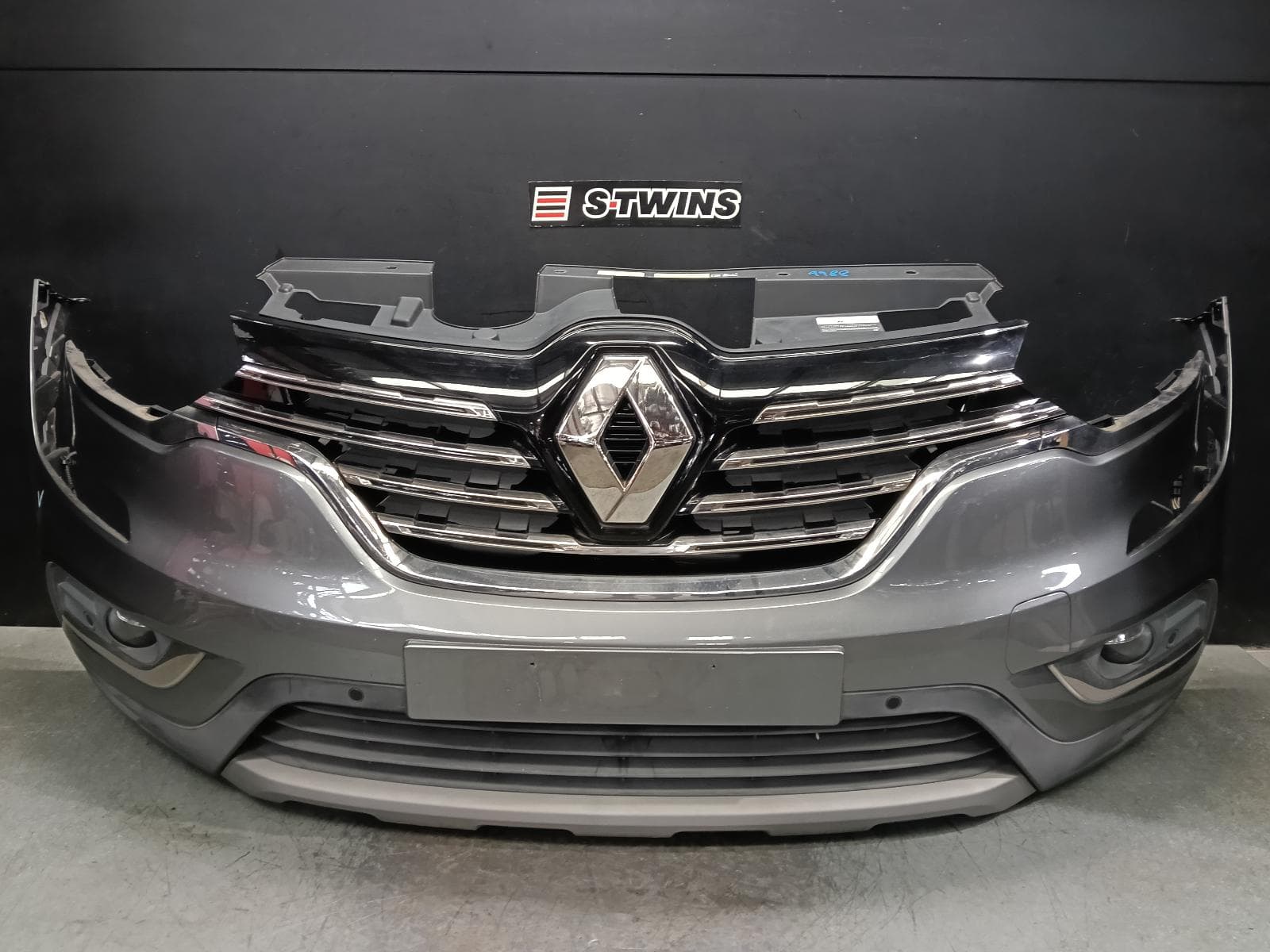 Used auto part listing image: 2017 RENAULT KALEOS FRONT BUMPER XZG, BUMPER BAR, W/ PARK SENSOR TYPE, 05/16-05/19 0000404448