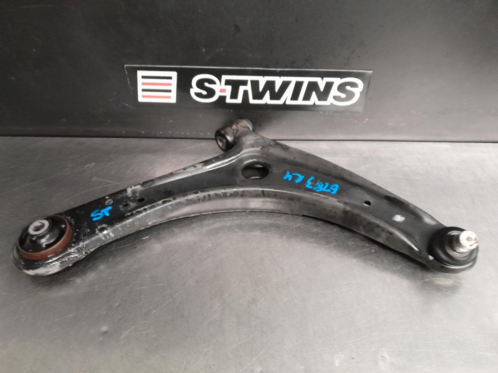 Used auto part listing image: 2018 MITSUBISHI ECLIPSE CROSS RIGHT FRONT LOWER CONTROL ARM YA, 11/17-09/20 0000271430