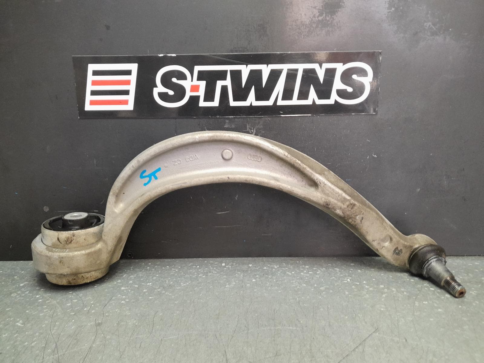 Used auto part listing image: 2019 PORSCHE MACAN LEFT FRONT LOWER CONTROL ARM REAR, 95B, 06/14- 0000352770
