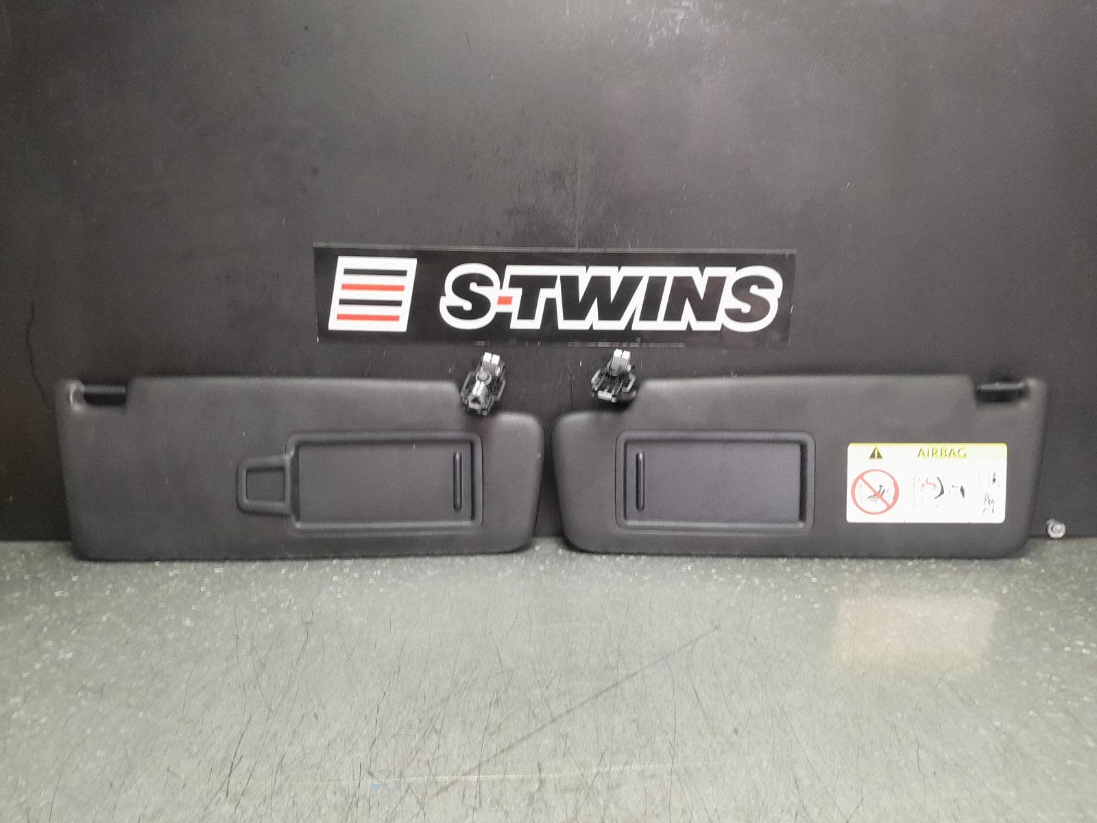 Used auto part listing image: 2019 PORSCHE MACAN SUNVISOR 95B, PAIR, 06/14- 0000352778
