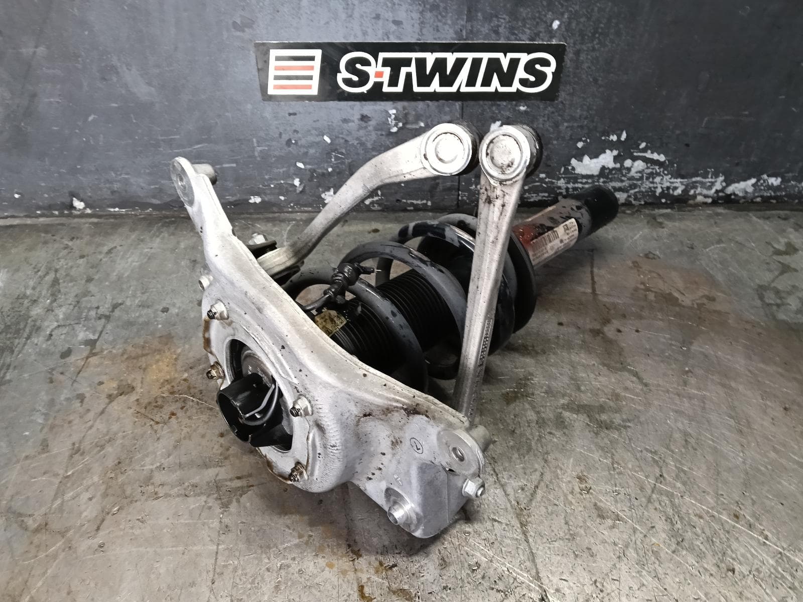 Used auto part listing image: 2016 PORSCHE MACAN LEFT FRONT STRUT 95B, GAS STRUT TYPE, W/ HARNESS ON TOP TYPE, 06/14- 0000401881