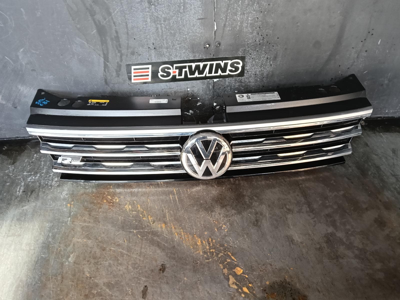 Used auto part listing image: 2018 VOLKSWAGEN TIGUAN GRILLE RADIATOR GRILLE, R-LINE, 5NA, 06/16-05/21 0000393230