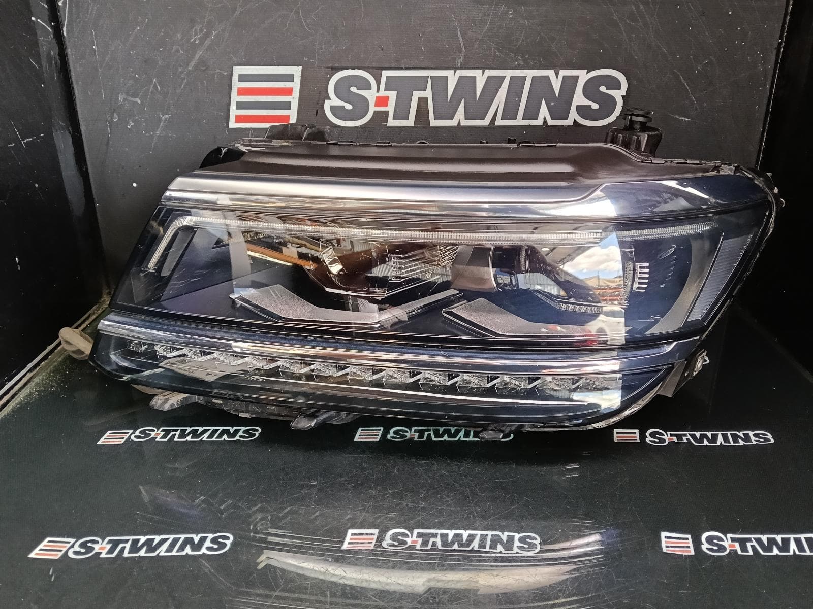 Used auto part listing image: 2018 VOLKSWAGEN TIGUAN LEFT HEADLAMP 5NA, LED TYPE, 06/16-05/21 0000393219