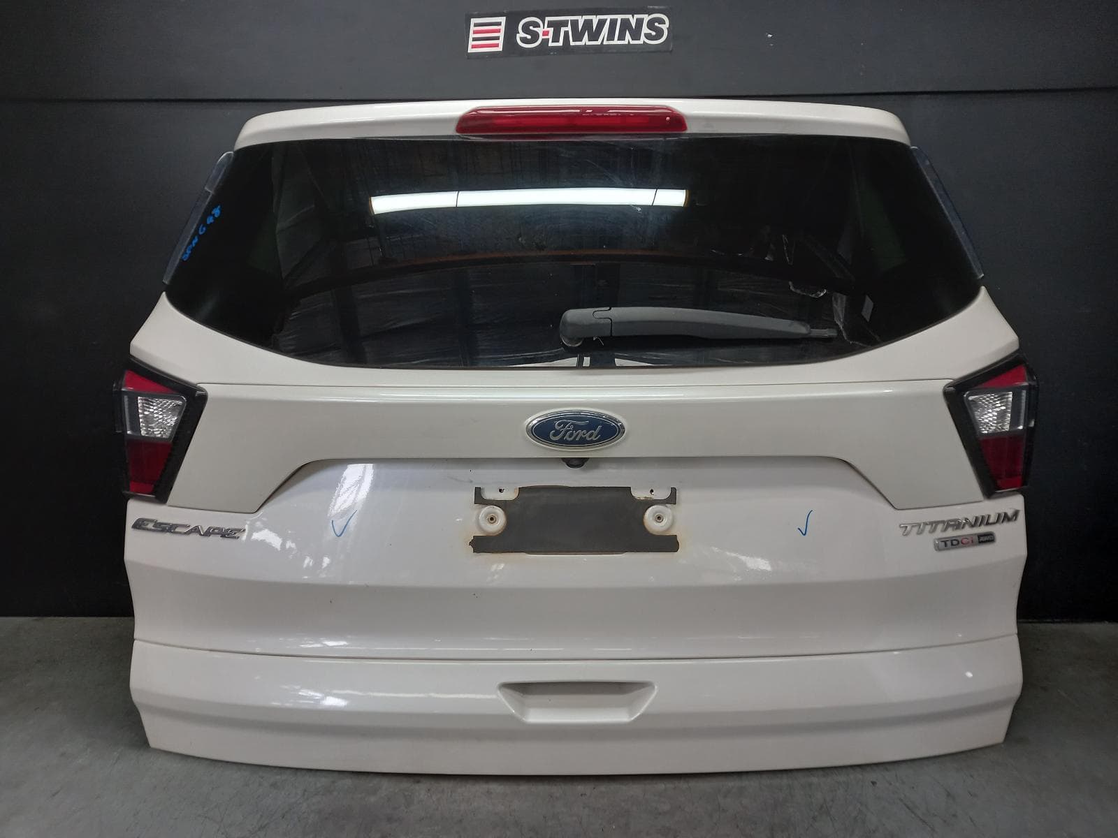 Used auto part listing image: 2017 FORD ESCAPE BOOTLID TAILGATE TAILGATE, ZG, NON POWER TAILGATE TYPE, 09/16-05/20 0000387537