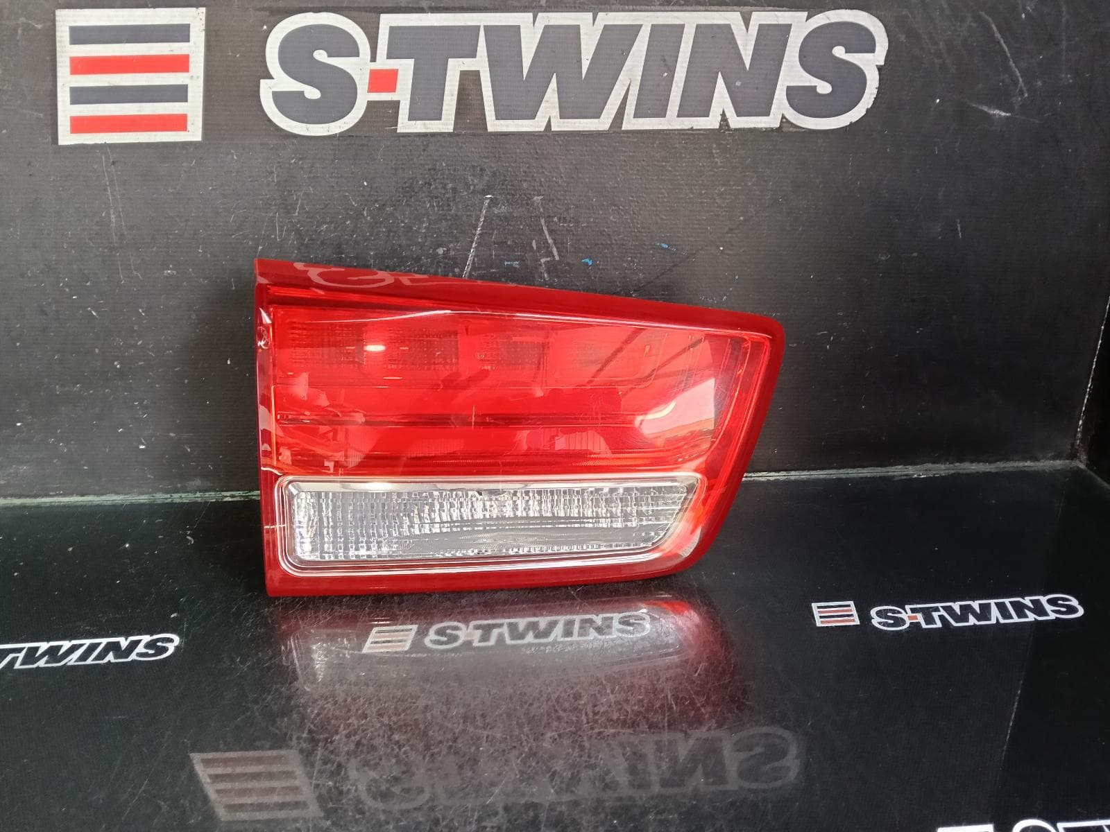 Used auto part listing image: 2015 KIA CARNIVAL/GRAND CARNIVAL REAR GARNISH TAILGATE LAMP (LH SIDE), LED TYPE, YP, 12/14-02/18 0000390297