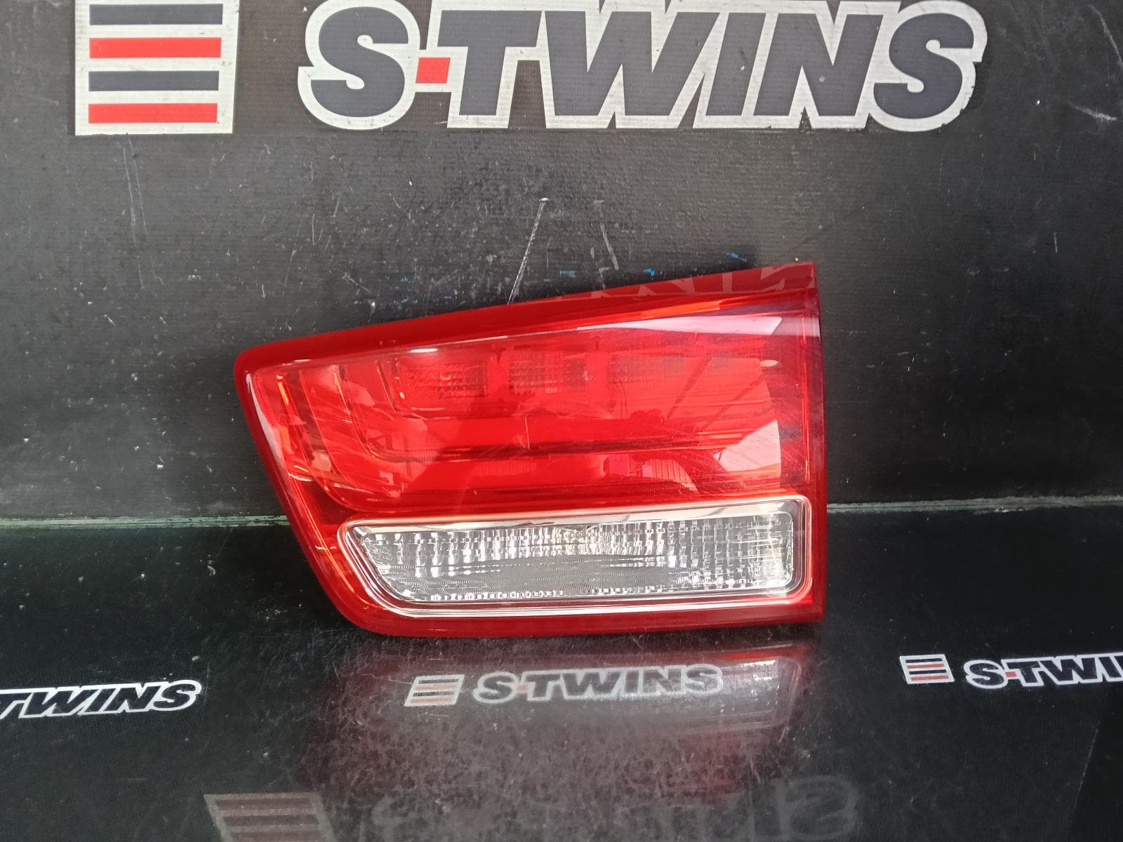 Used auto part listing image: 2015 KIA CARNIVAL/GRAND CARNIVAL REAR GARNISH TAILGATE LAMP (RH SIDE), LED TYPE, YP, 12/14-02/18 0000390298