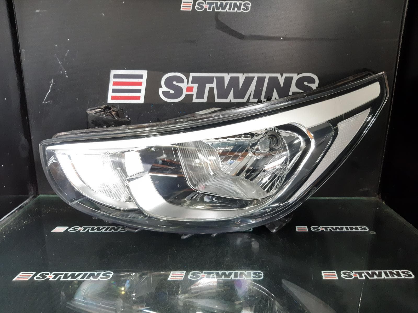 Used auto part listing image: 2015 HYUNDAI ACCENT LEFT HEADLAMP RB, ACTIVE, HALOGEN TYPE, 09/14-12/19 0000388815