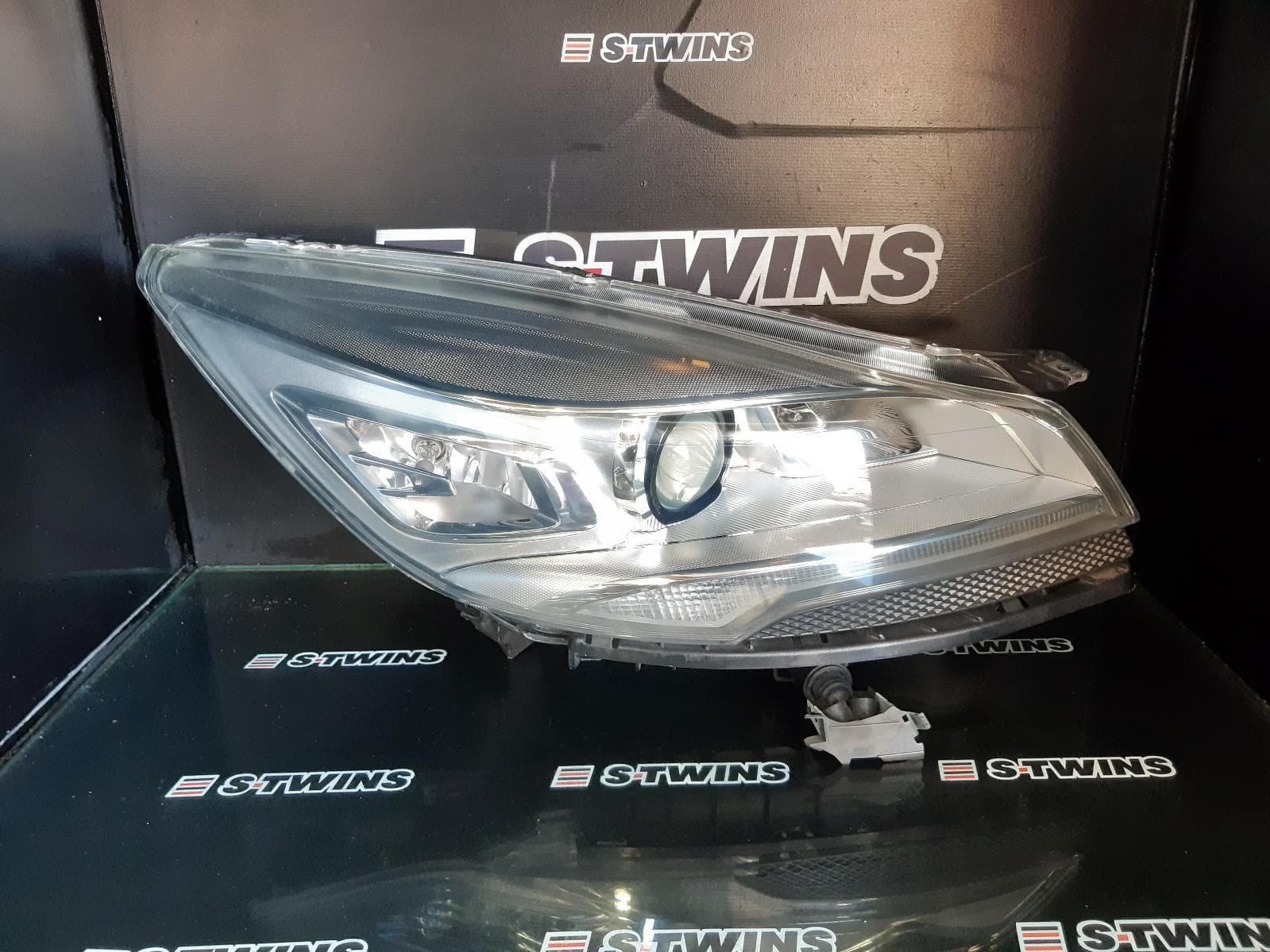 Used auto part listing image: 2015 FORD KUGA RIGHT HEADLAMP TF, XENON, TITANIUM, 11/12-09/16 0000388017