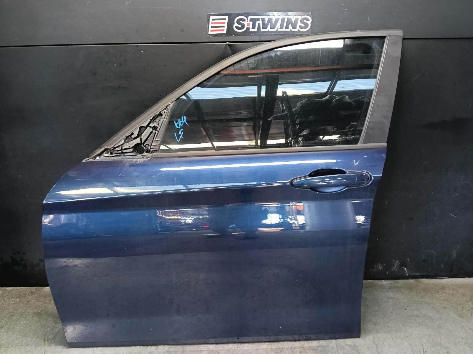 Used auto part listing image: 2015 BMW 1 SERIES LEFT FRONT DOOR F20, HATCH, 06/11-05/19 0000412295