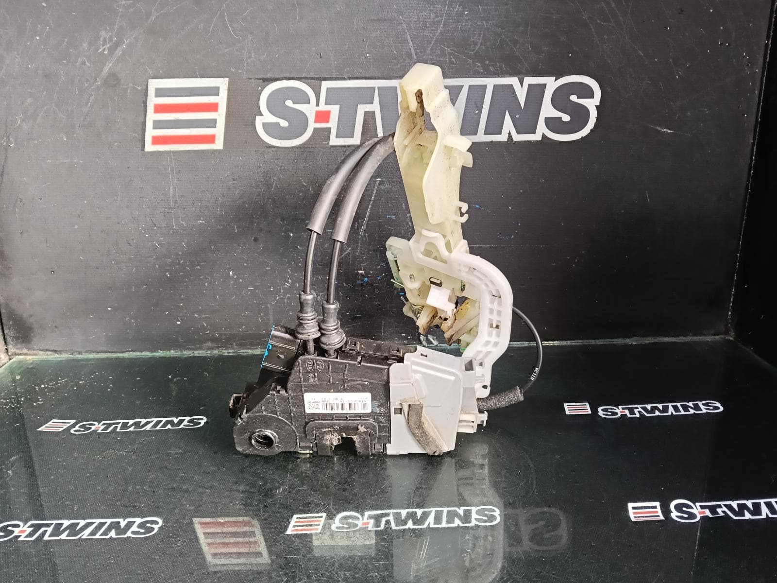 Used auto part listing image: 2017 HYUNDAI TUCSON DOOR BOOT GATE LOCK RIGHT FRONT DOOR LOCK, VIN KMH, TL, 06/15-01/21 0000388796