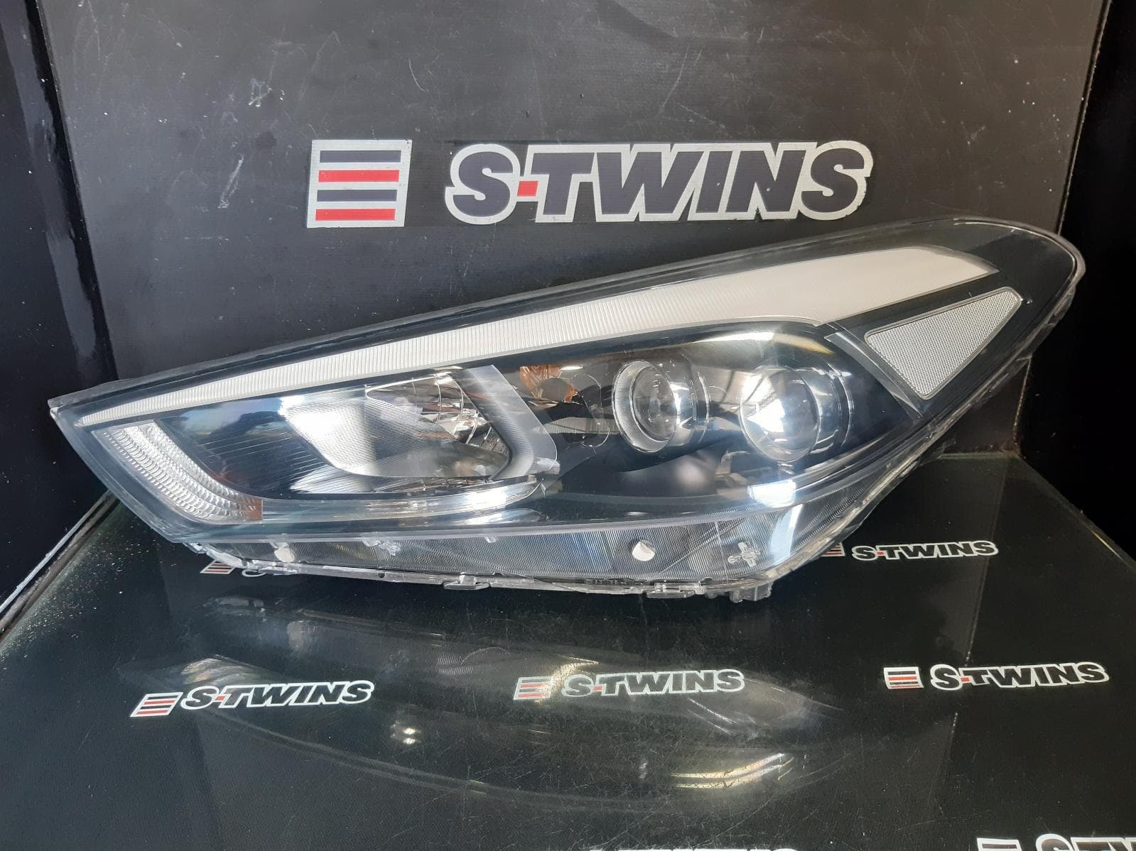 Used auto part listing image: 2017 HYUNDAI TUCSON LEFT HEADLAMP TL, ELITE/HIGHLANDER, KOREAN BUILT (VIN KMHJ), LED TYPE, NON SELF LEVELLING, 06/15-06/18 0000388808