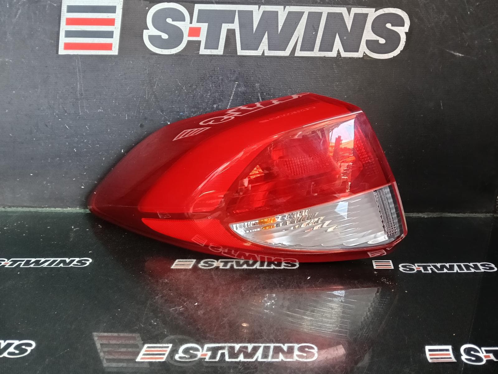 Used auto part listing image: 2017 HYUNDAI TUCSON LEFT TAILLIGHT IN BODY, TL, KOREAN BUILT (VIN KMHJ), NON LED TYPE, 06/15-06/18 0000388810