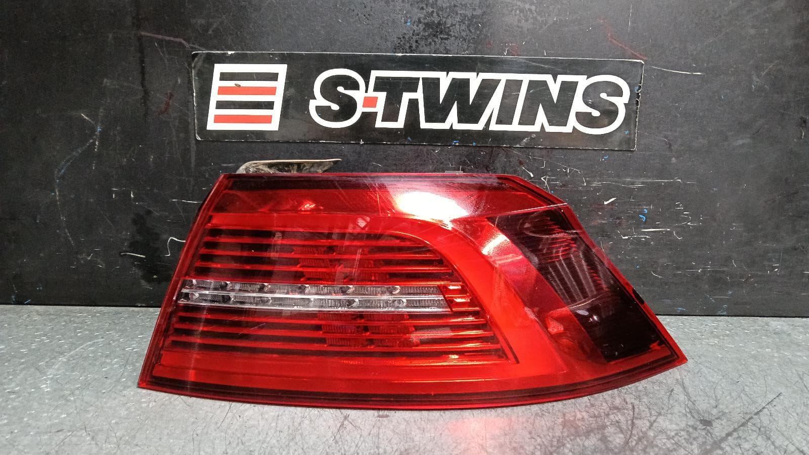 Used auto part listing image: 2017 VOLKSWAGEN PASSAT RIGHT TAILLIGHT B8/MK7, SEDAN, IN BODY, R-LINE TYPE, 06/15-10/19 0000400739