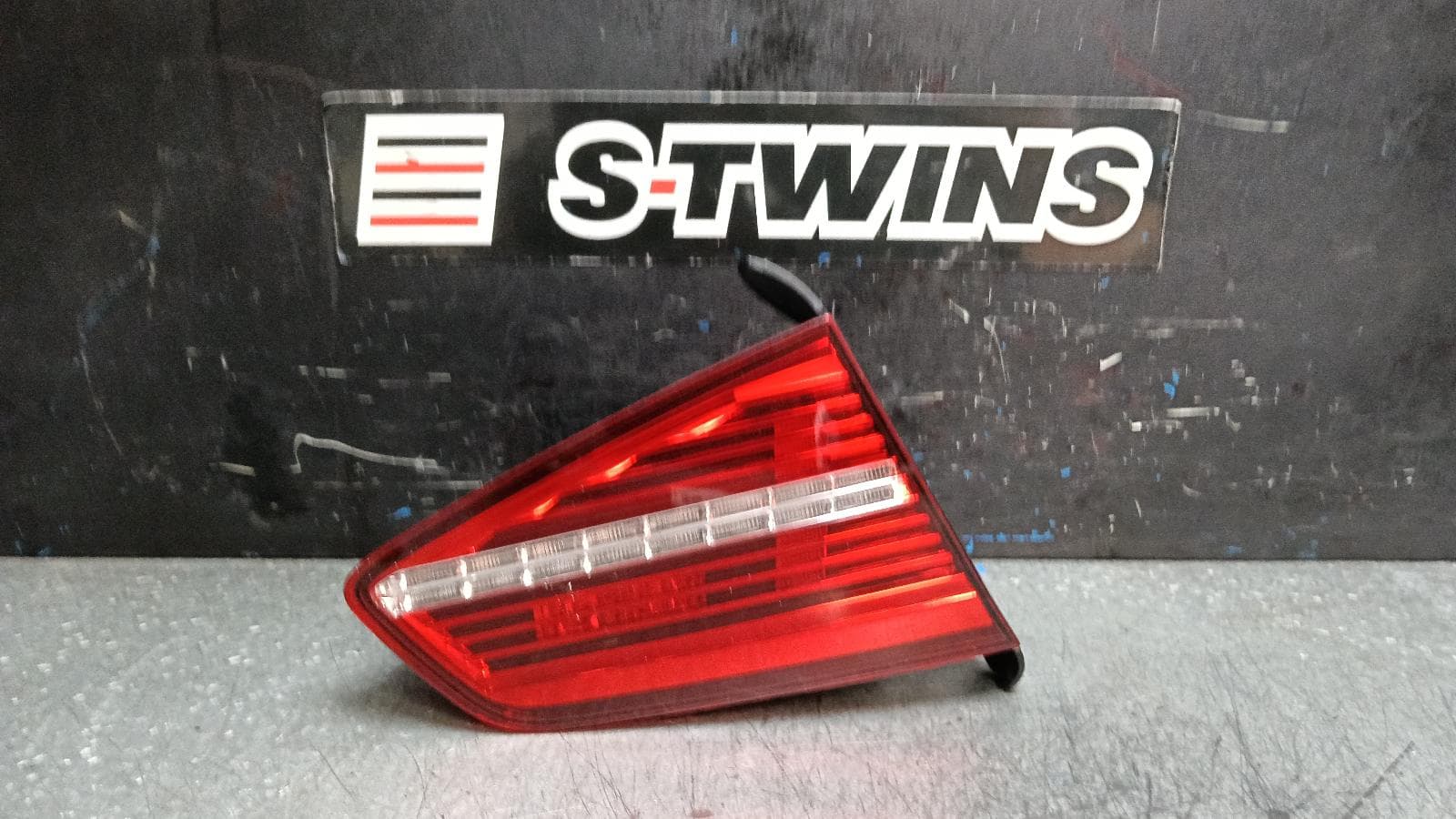 Used auto part listing image: 2017 VOLKSWAGEN PASSAT REAR GARNISH B8/MK7, SEDAN, BOOTLID LAMP (LH SIDE), R-LINE TYPE, 06/15-10/19 0000400740