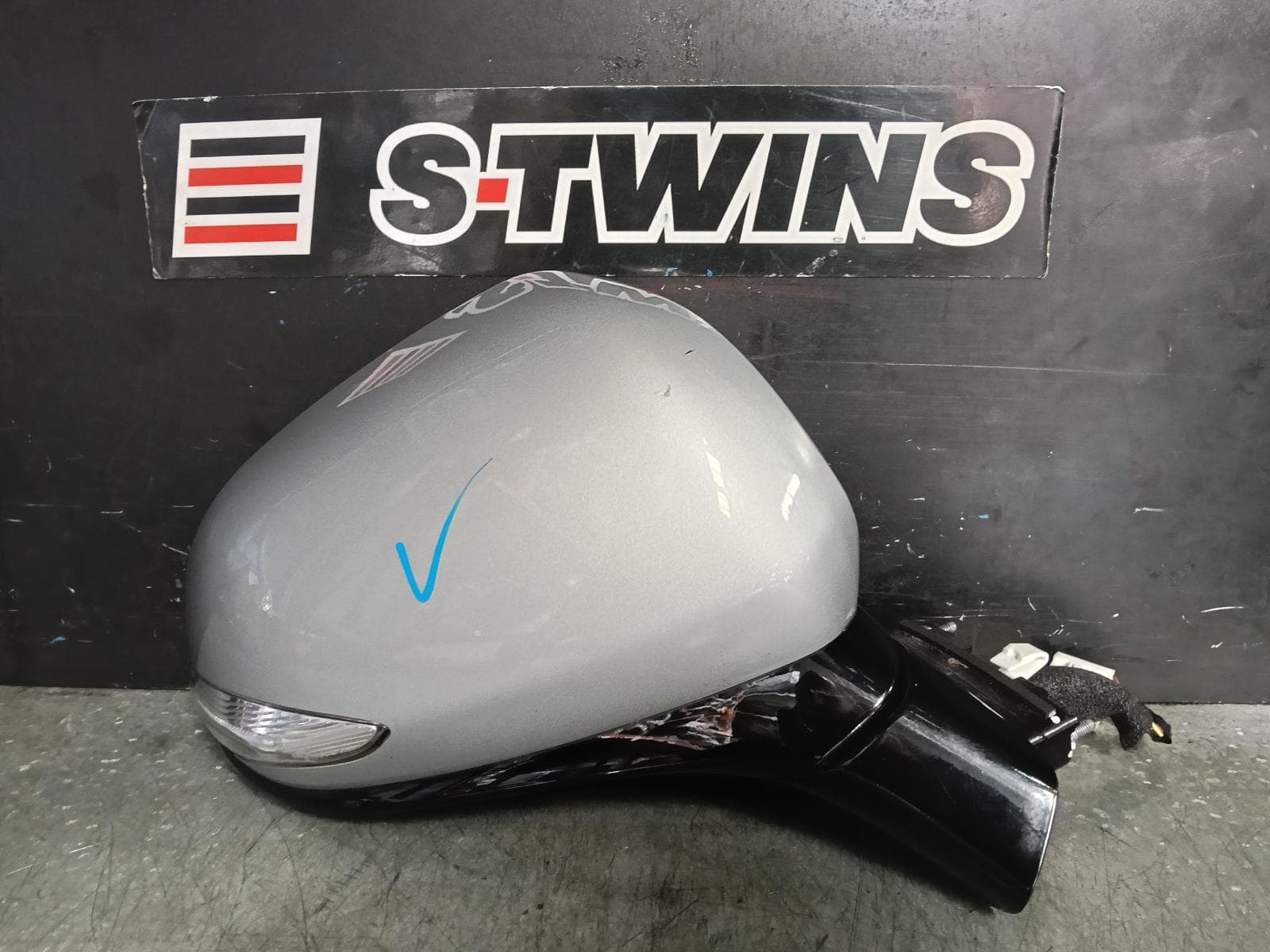 Used auto part listing image: 2019 HYUNDAI SANTA FE RIGHT DOOR MIRROR TM, ACTIVE, MANUAL TYPE, 03/18-09/20 0000392964