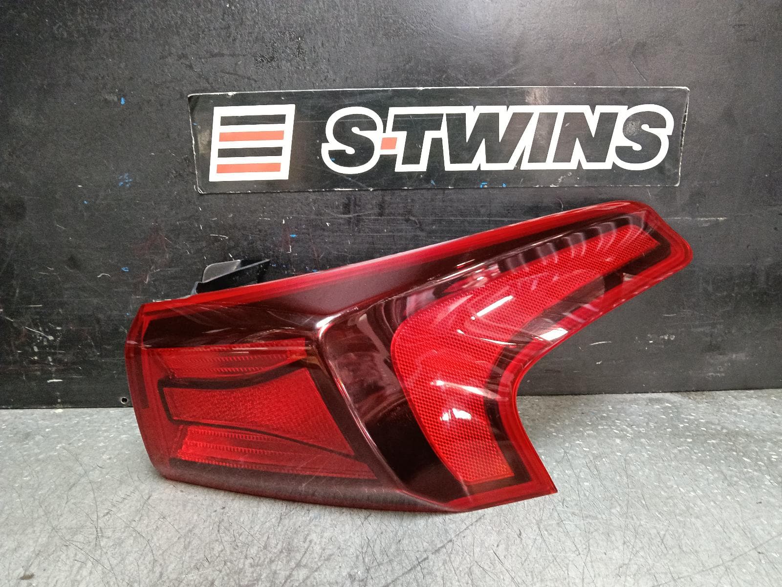 Used auto part listing image: 2019 HYUNDAI SANTA FE RIGHT TAILLIGHT TM, IN BODY, ACTIVE/ELITE, NON LED TYPE, 03/18-09/20 0000392969