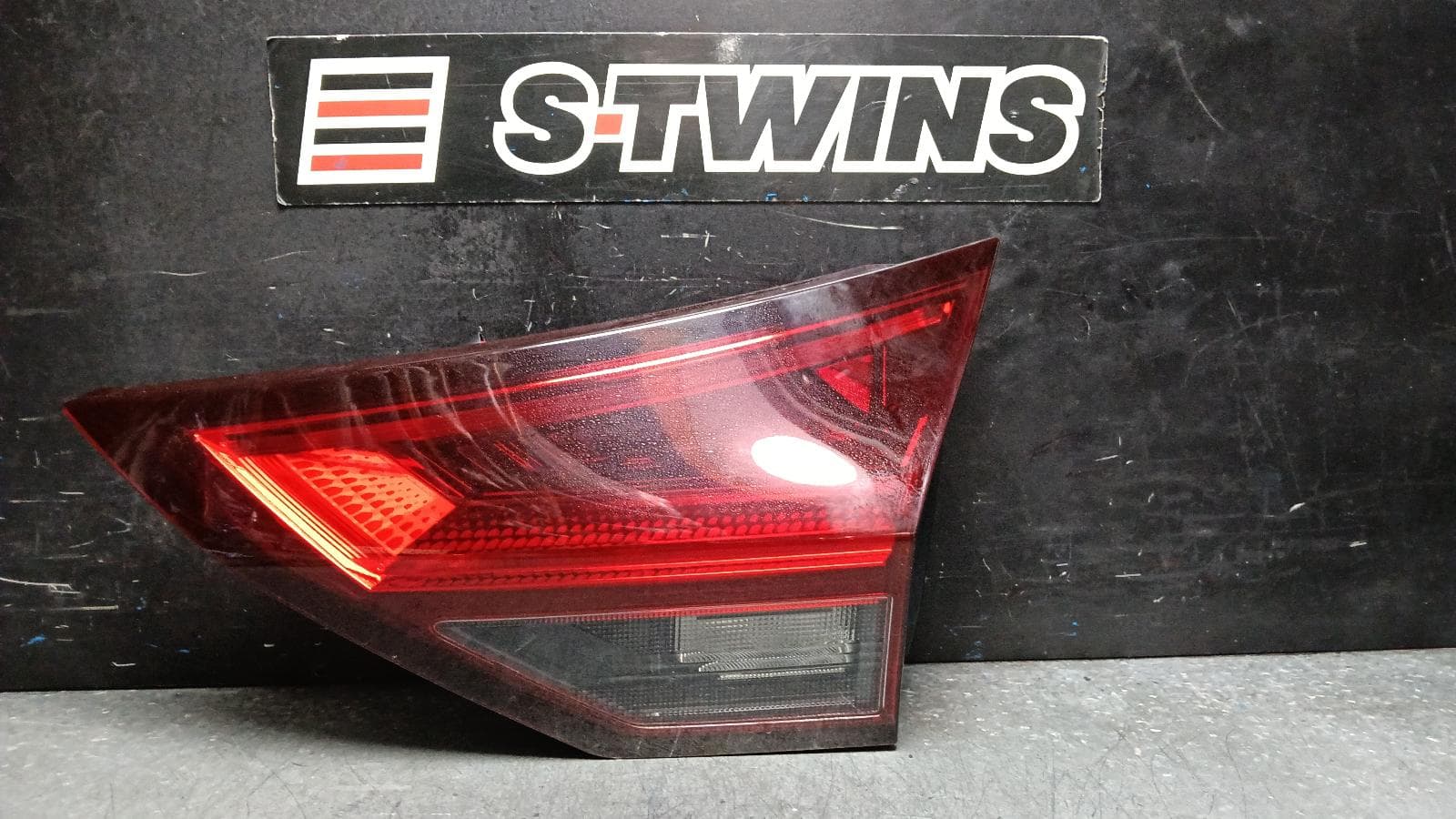 Used auto part listing image: 2023 NISSAN XTRAIL REAR GARNISH TAILGATE LAMP (RH SIDE), W/ LED TYPE, T33, 08/22- 0000402130