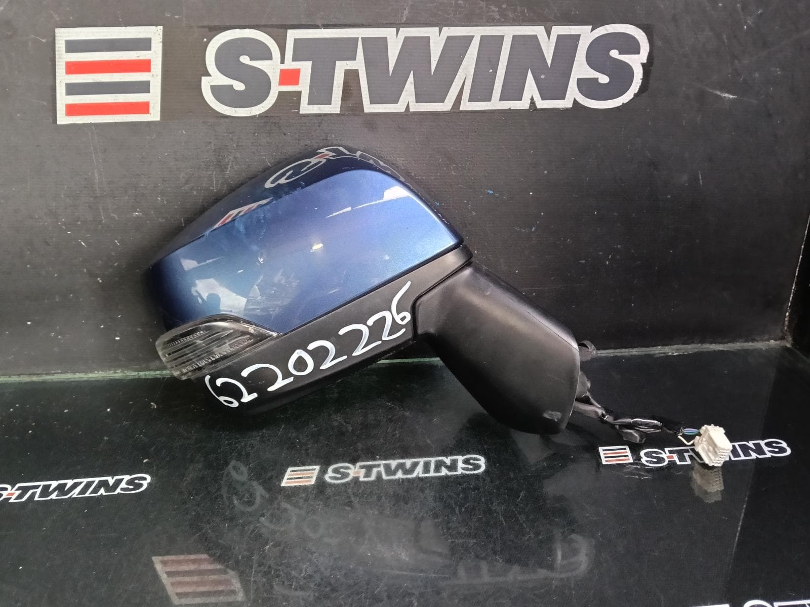 Used auto part listing image: 2013 SUBARU XV RIGHT DOOR MIRROR G4X, W/ INDICATOR, NON POWER FOLD TYPE, 08/11-04/17 0000388472