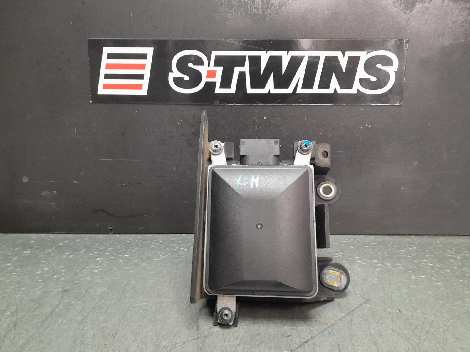Used auto part listing image: 2019 PORSCHE MACAN REVERSE CAMERA 95B, BLIND SPOT MONITOR SENSOR (LH REAR BEHIND BUMPER), 06/14-04/21 0000352773