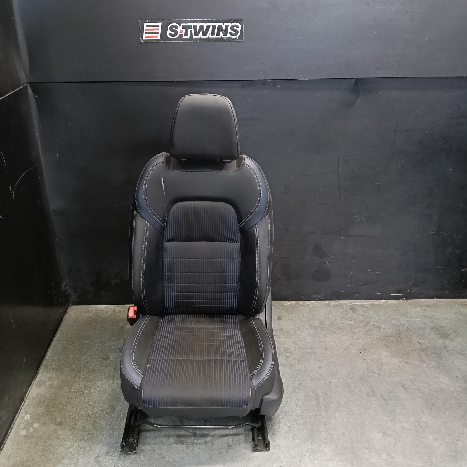 Used auto part listing image: 2024 NISSAN QASHQAI FRONT SEAT J12, LH FRONT, CLOTH & LEATHER, BLACK & BLUE, HEATED & NON MEMORY TYPE, 05/22- 0000408067