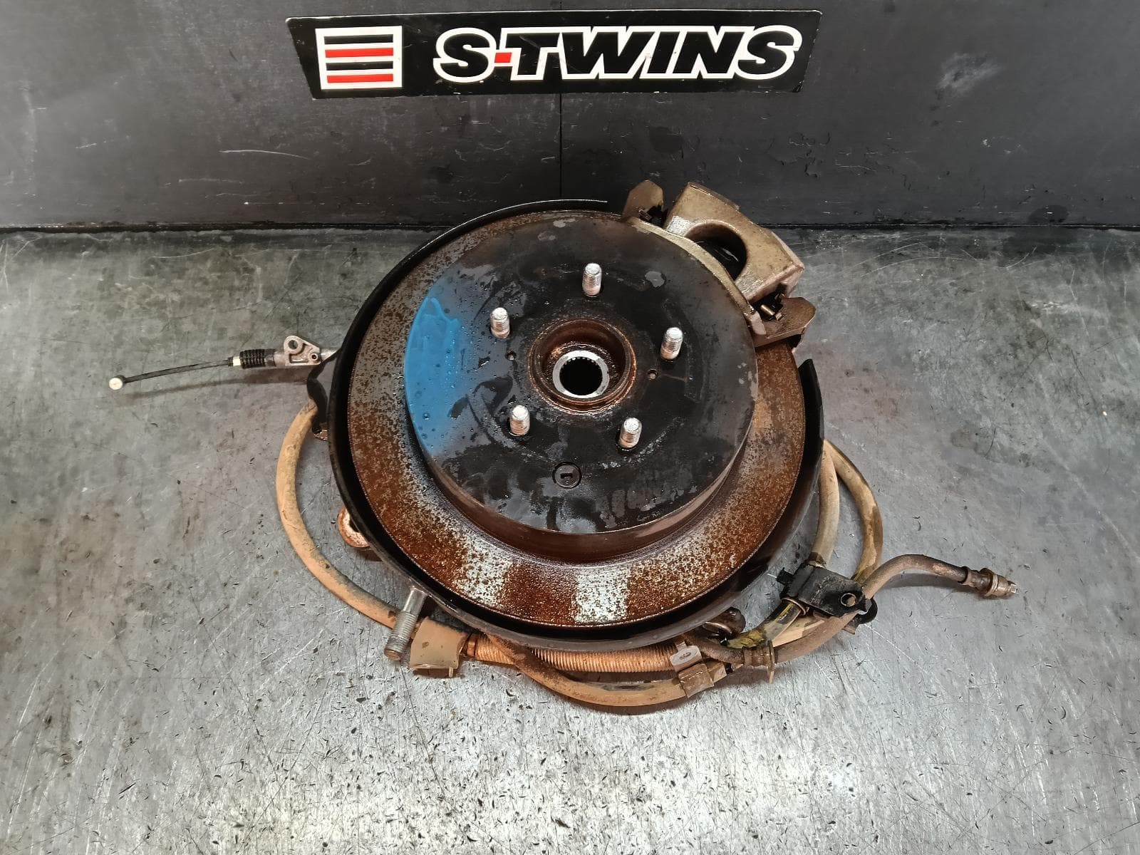 Used auto part listing image: 2018 TOYOTA KLUGER RIGHT REAR HUB ASSEMBLY GSU50/GSU55, AWD, 12/13-02/21 0000415329