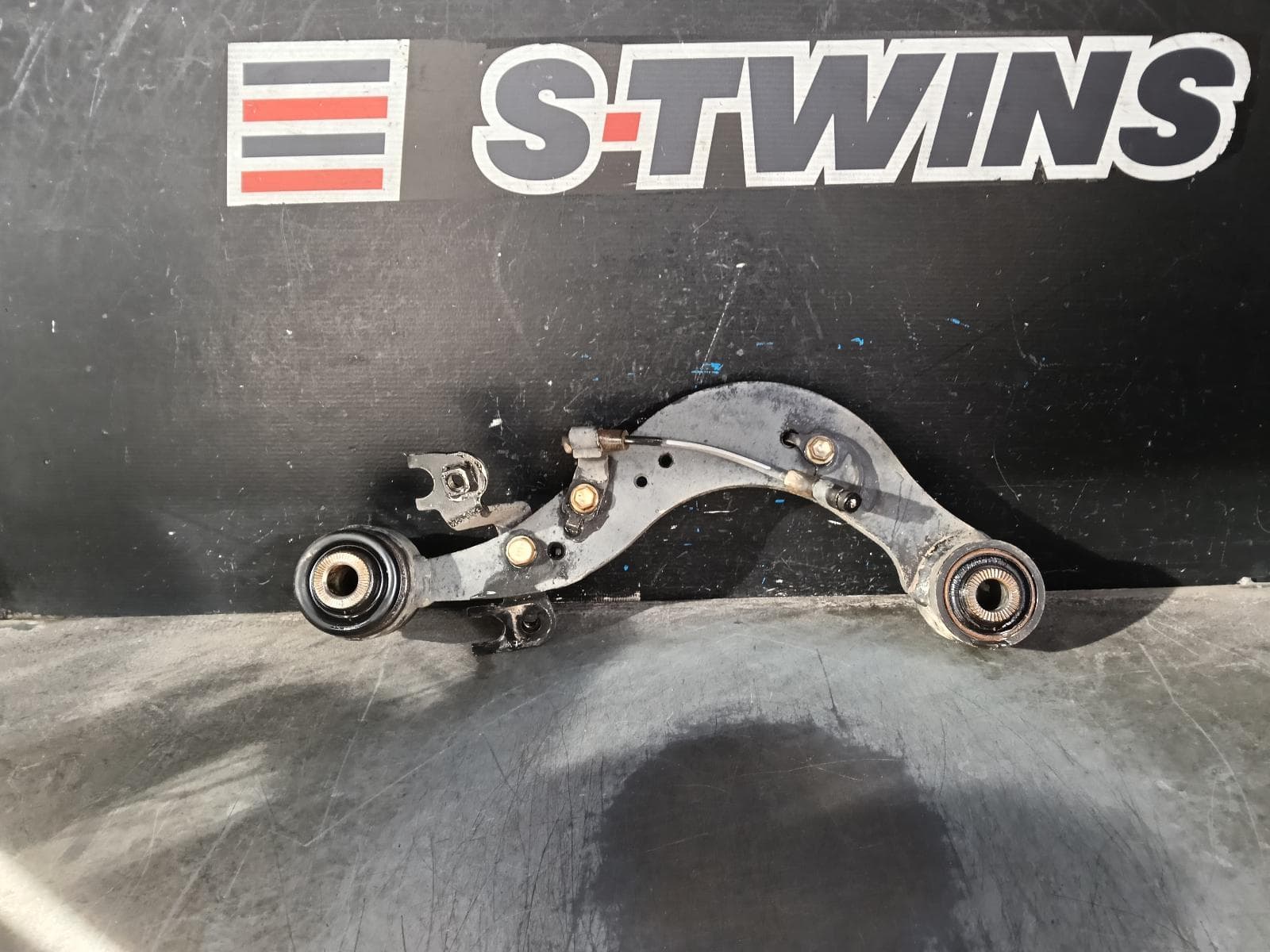 Used auto part listing image: 2018 TOYOTA KLUGER RIGHT REAR TRAILING ARM UPPER CONTROL ARM, GSU50/GSU55, 12/13-02/21 0000415331