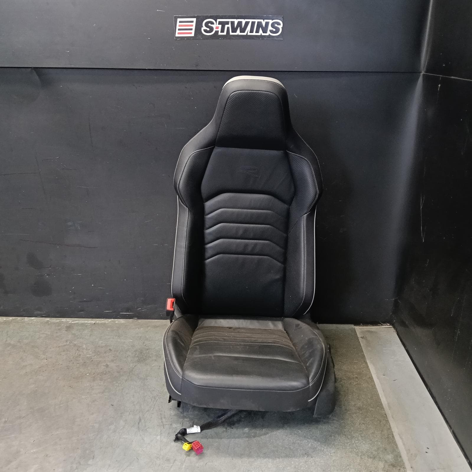 Used auto part listing image: 2023 VOLKSWAGEN ARTEON FRONT SEAT LH FRONT, R-LINE TYPE, 3H, 10/21-12/23 0000414502