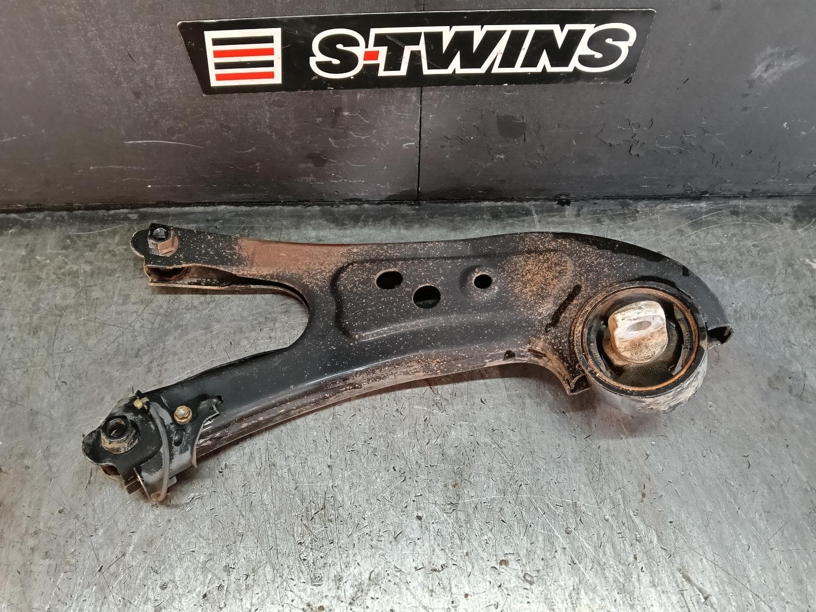 Used auto part listing image: 2018 TOYOTA KLUGER LEFT REAR TRAILING ARM TRAILING ARM, GSU50/GSU55, 12/13-02/21 0000415332