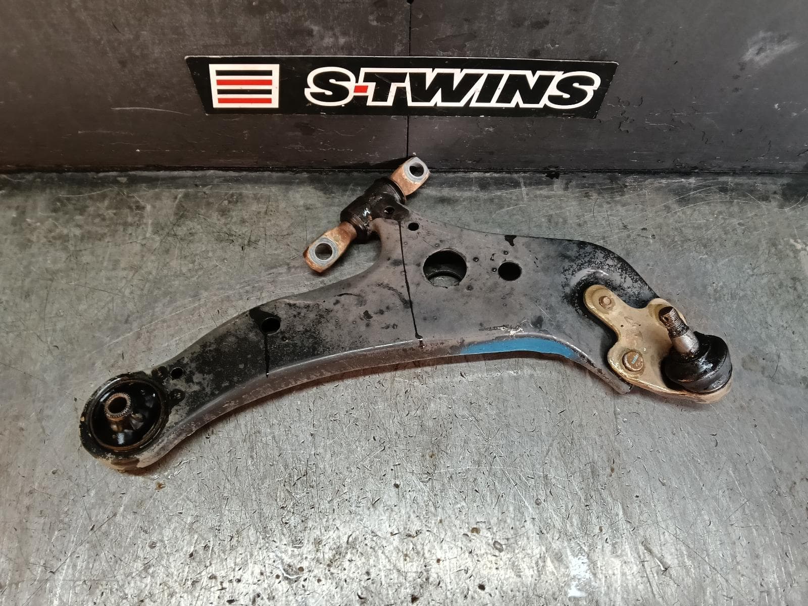 Used auto part listing image: 2018 TOYOTA KLUGER RIGHT FRONT LOWER CONTROL ARM GSU50/GSU55, 12/13-02/21 0000415328