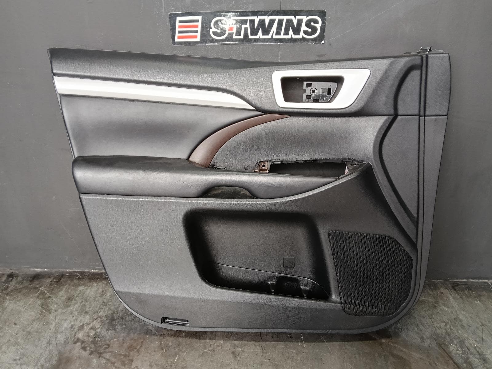 Used auto part listing image: 2018 TOYOTA KLUGER DOOR TRIM LH FRONT, GSU50-GSU55, LEATHER, BLACK, 12/13-02/21 0000415341