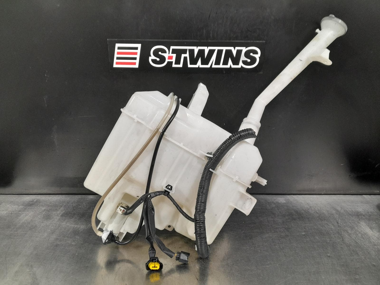 Used auto part listing image: 2011 NISSAN ELGRAND WASHER BOTTLE E52, 08/10-08/25 0000261526