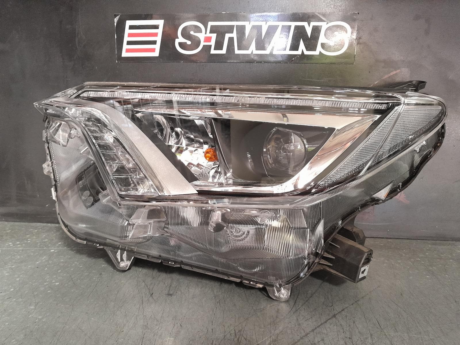 Used auto part listing image: 2016 TOYOTA RAV4 LEFT HEADLAMP XA40, LED TYPE, 10/15-12/18 0000369733