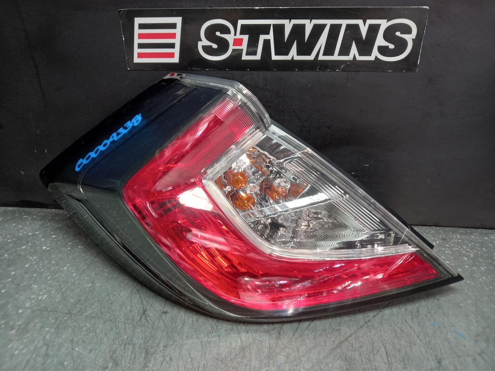 Used auto part listing image: 2021 HONDA CIVIC LEFT TAILLIGHT IN BODY, HATCH, 10TH GEN, LED TYPE, 02/17-08/21 0000375343
