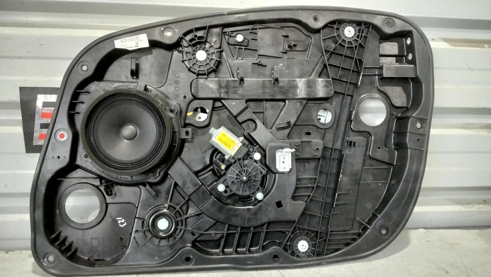Used auto part listing image: 2017 HYUNDAI I30 RIGHT FRONT WINDOW REG MOTOR GD, HATCH, DOOR REG ASSY (REG AND MOTOR), 3DR/5DR, (MOTOR-6 PIN), AUTO WINDOW SWITCH TYPE, 03/12-04/17 0000409858