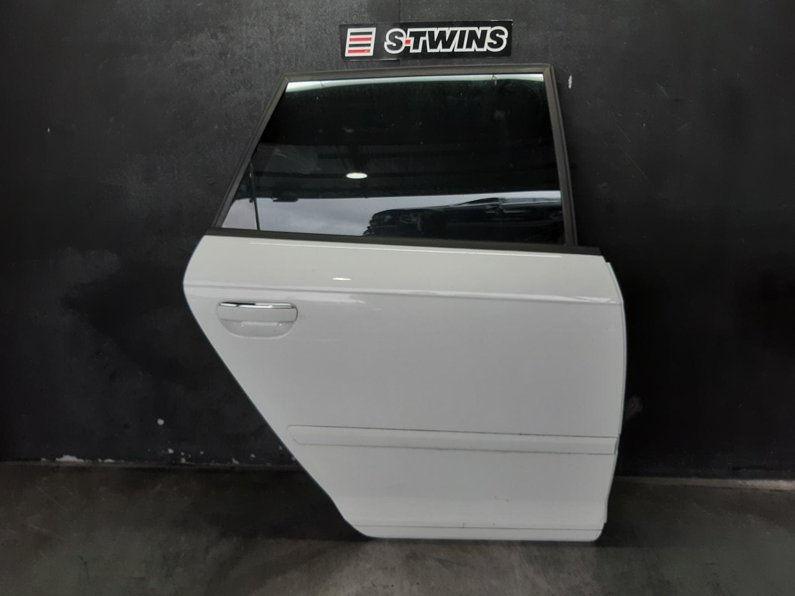 Used auto part listing image: 2011 AUDI A3 RIGHT REAR DOOR SLIDING 8P, 5DR TYPE, 03/04-04/13 0000301562