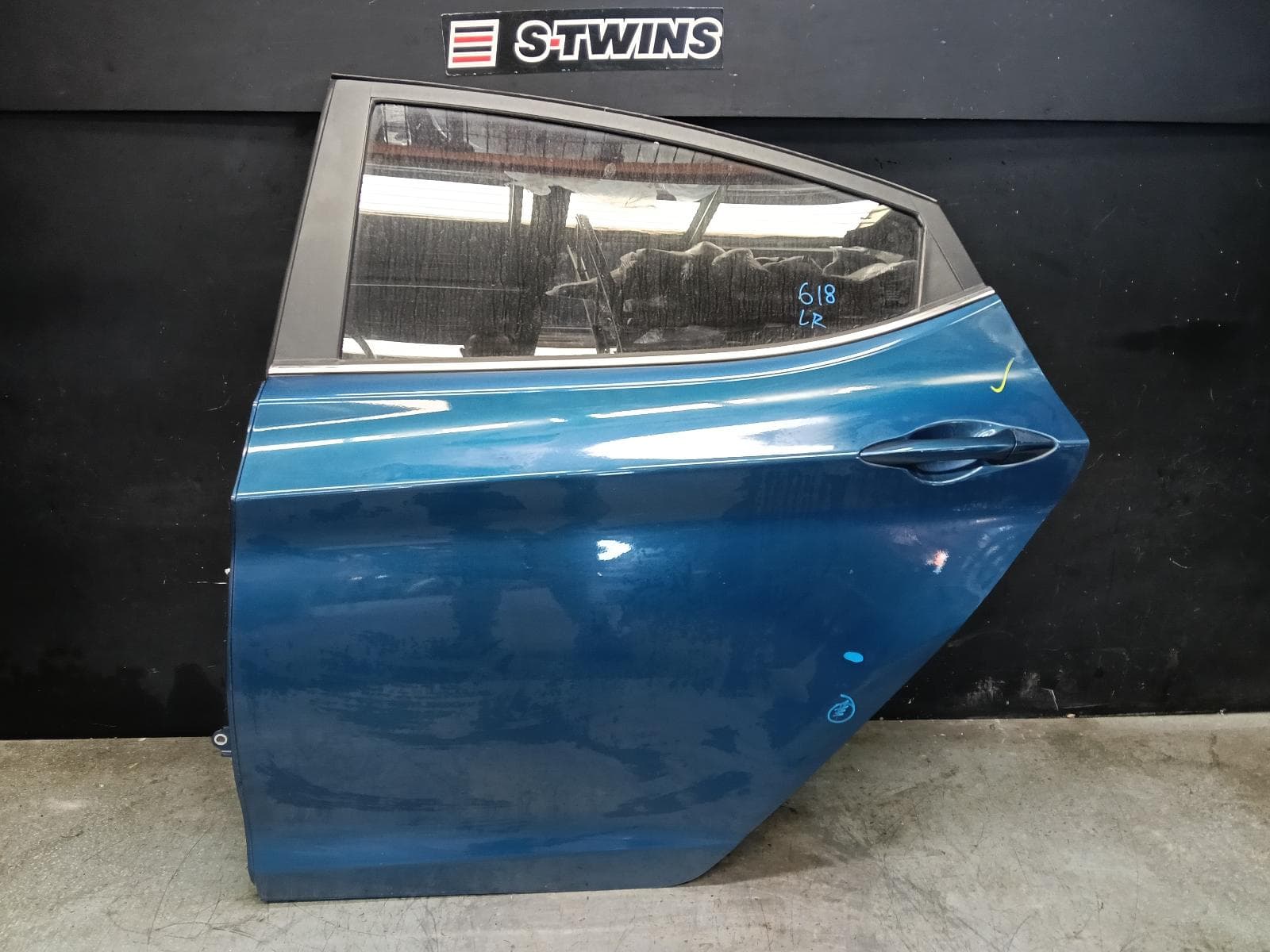 Used auto part listing image: 2014 HYUNDAI ELANTRA LEFT REAR DOOR SLIDING MD, 03/11-11/15 0000415538